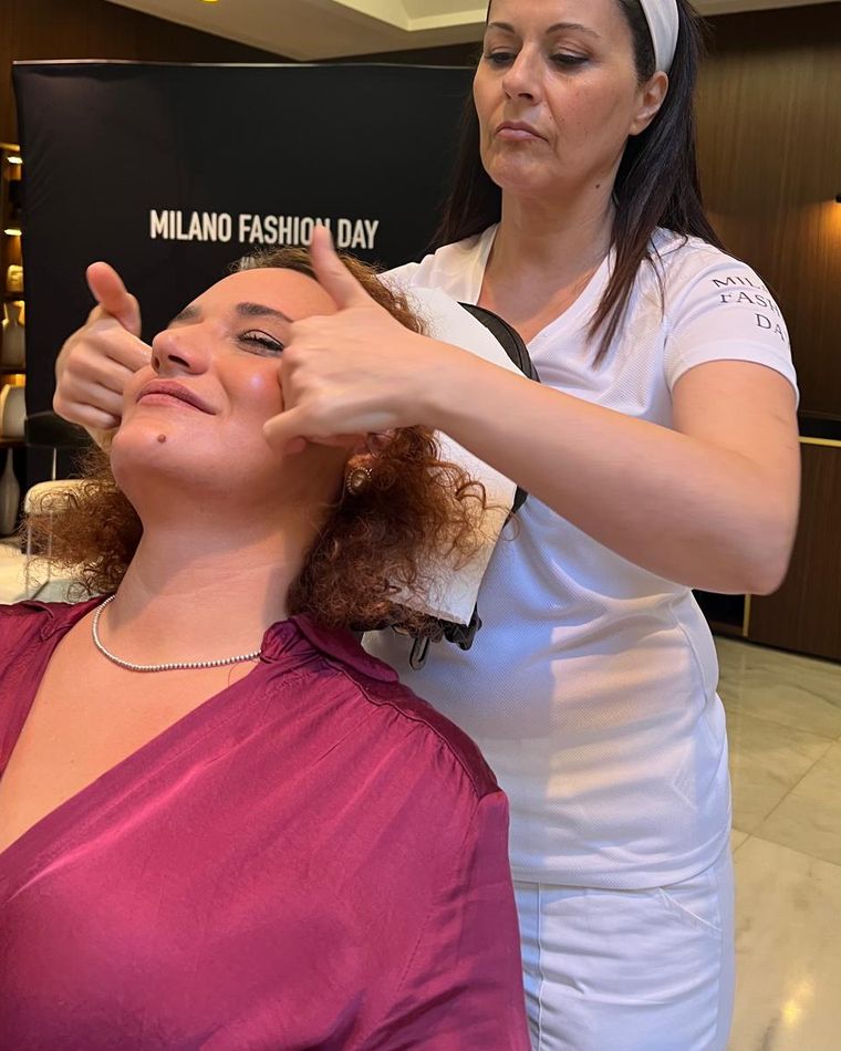 Stefania durante un trattamento al viso, con le mani sul volto di una cliente